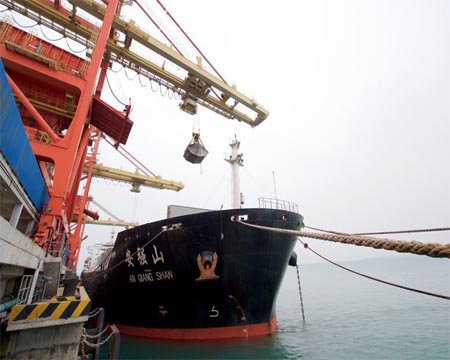 港口碼頭卸船機(jī)干霧抑塵方案